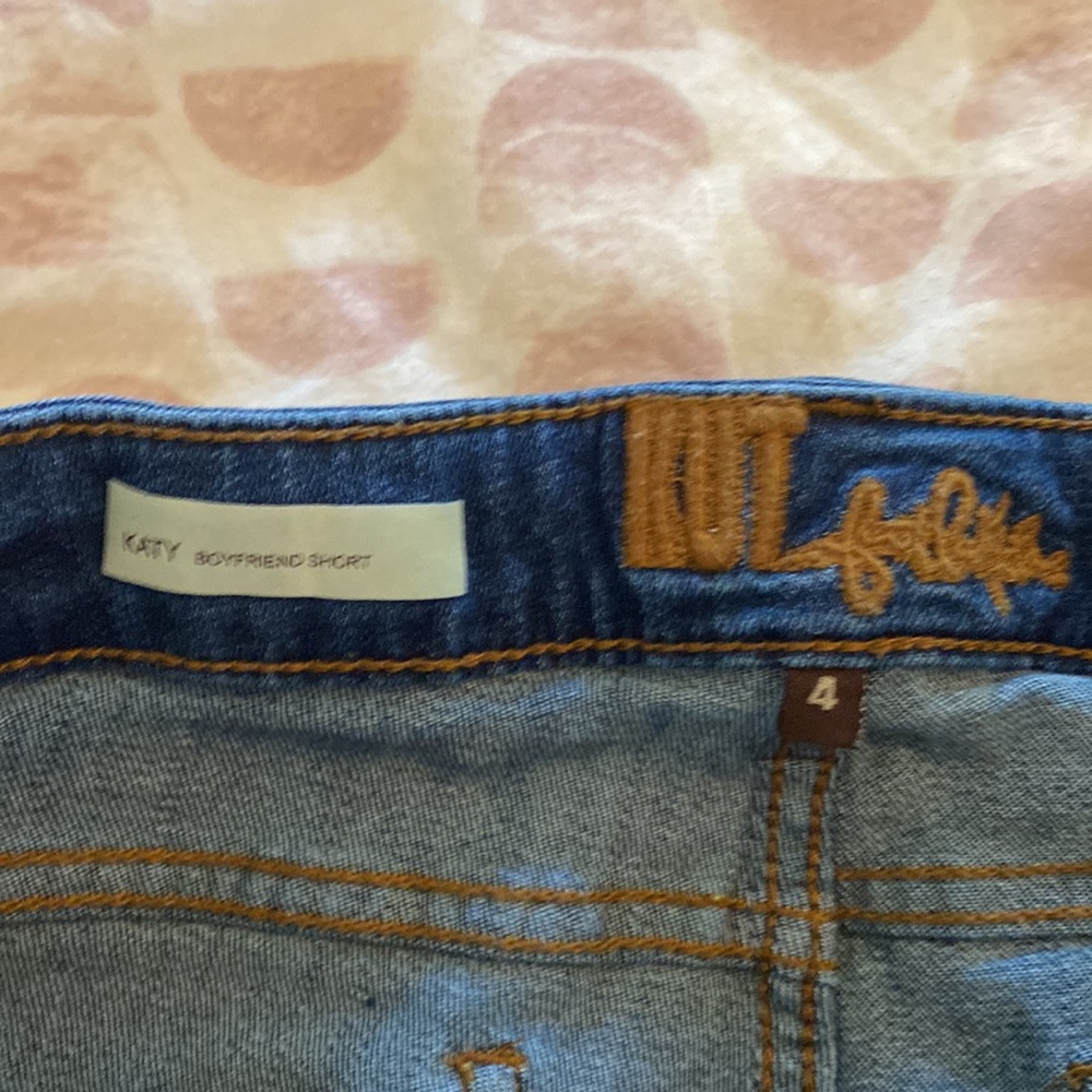 Kut from the kloth Katy boyfriend short. Like new. Size 4 - Picture 2 of 3